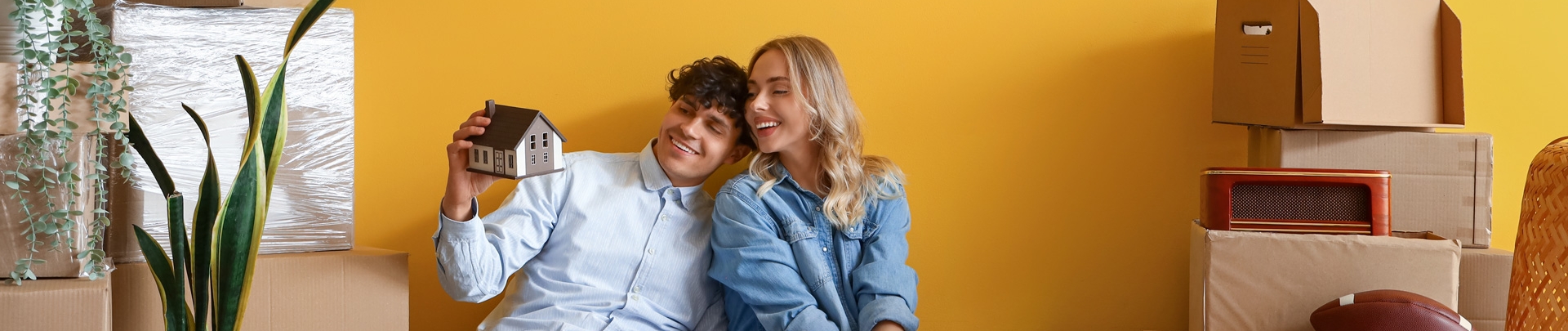 Gelukkig jong koppel zittend in de kamer op de dag van de verhuizing