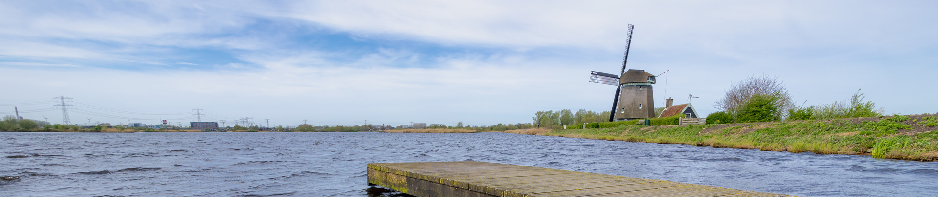 De Twiskemolen onder een blauwe lentelucht in Landsmeer, Noord-Holland.